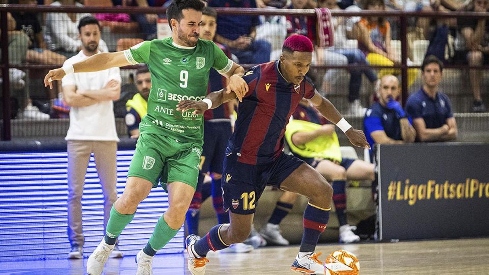 Peléh, del Llevant, pugna per la pilota amb Dani Ramos, de l'Antequera