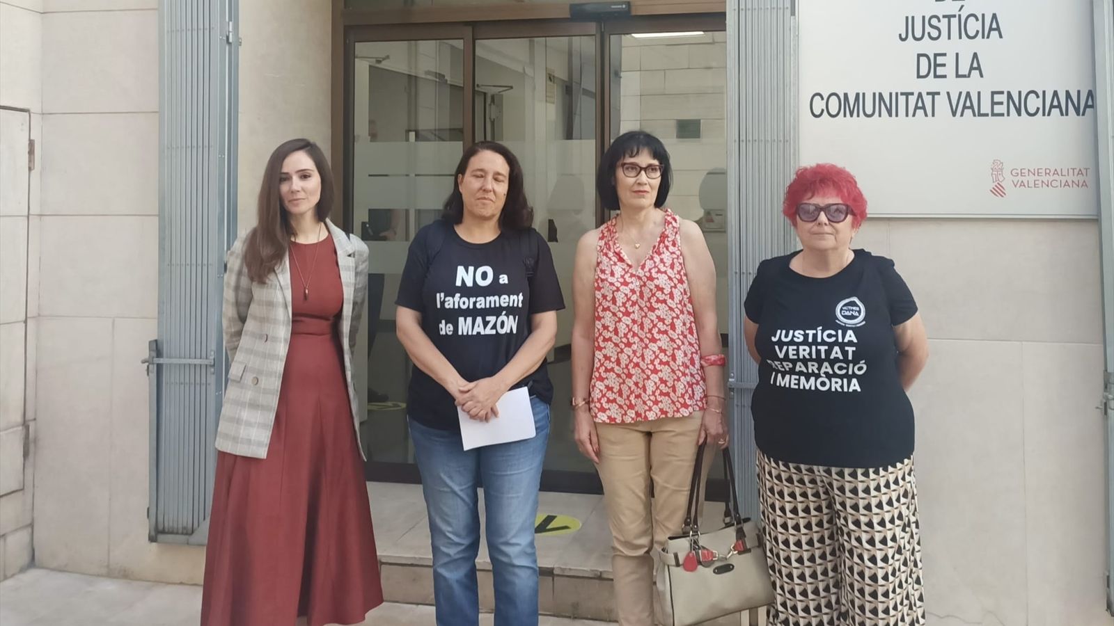 Representants de l'Associació de Víctimes de la Dana 29 d’Octubre de 2024, a les portes del TSJCV