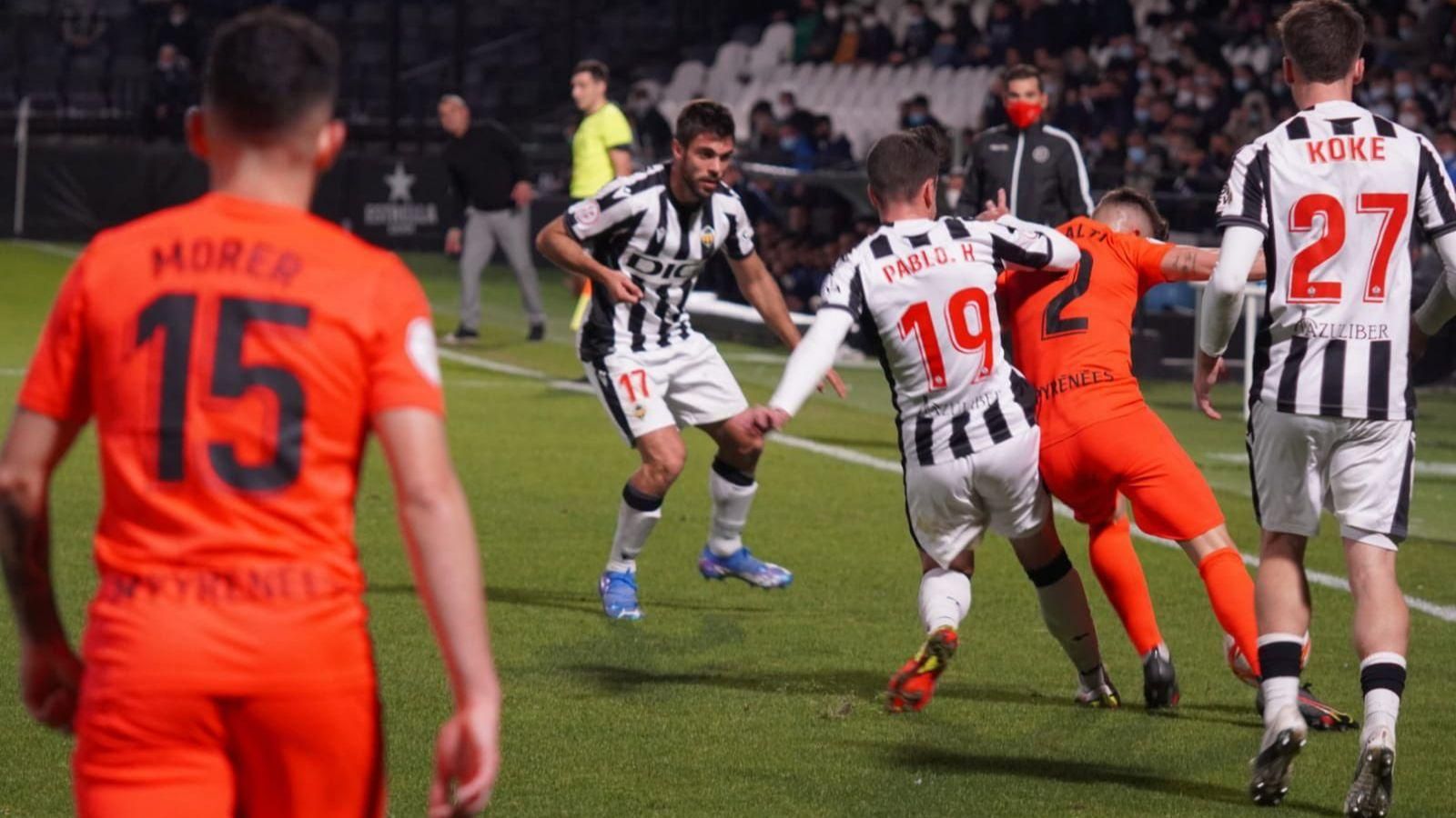 Pablo Hernández lluita per una pilota amb un jugador de l'Andorra