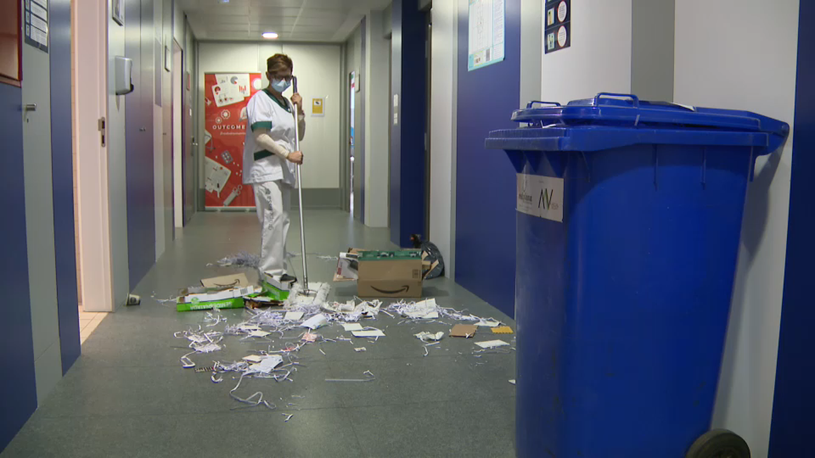 Brutícia acumulada per la vaga en el sector de la neteja