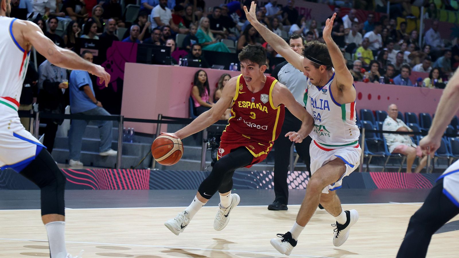 Sergio De Larrea va ser un dels millors d'Espanya, amb 15 punts i 7 rebots