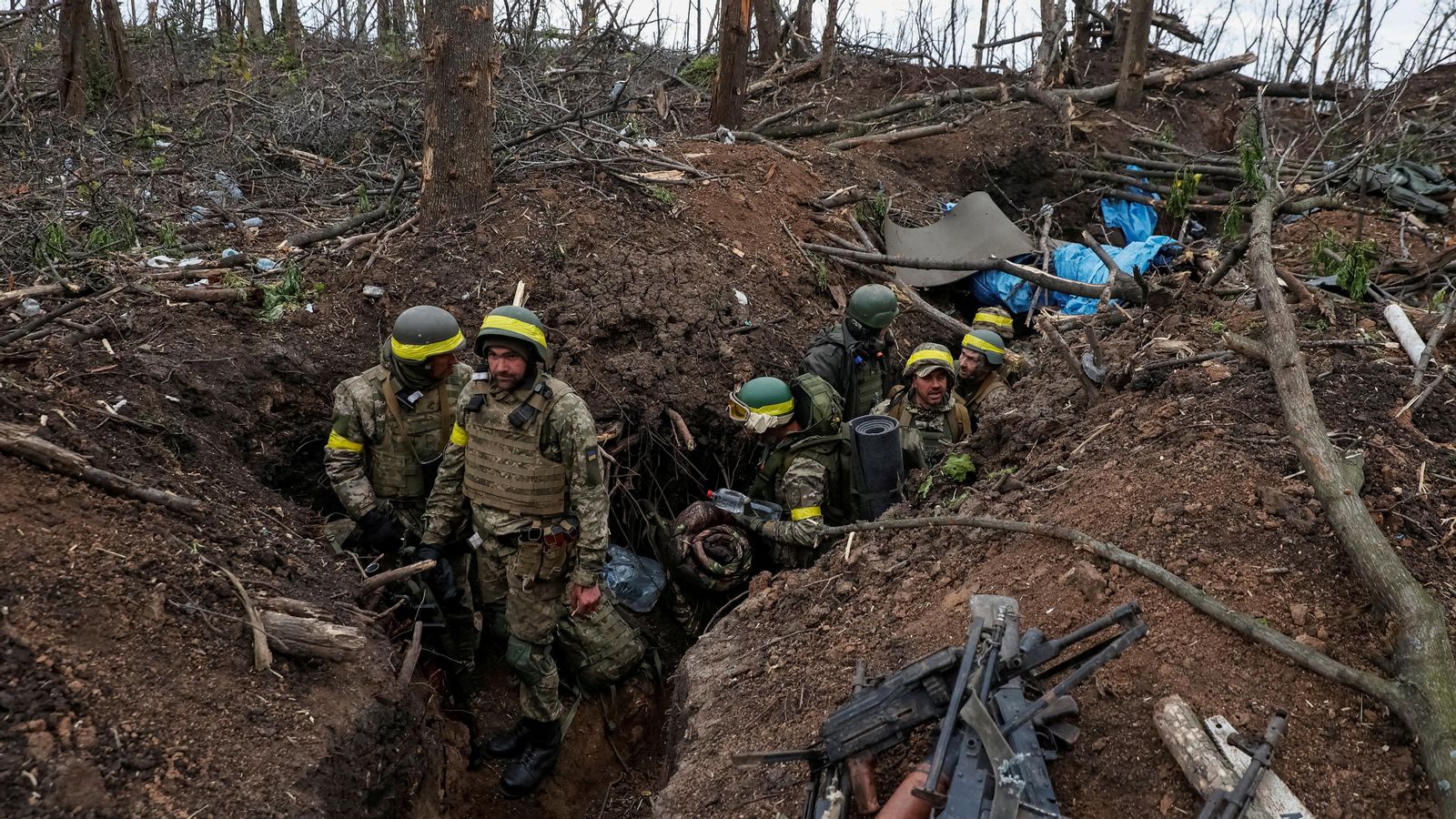 Militars ucraïnesos en primera línia de batalla prop de la ciutat de Bakhmut