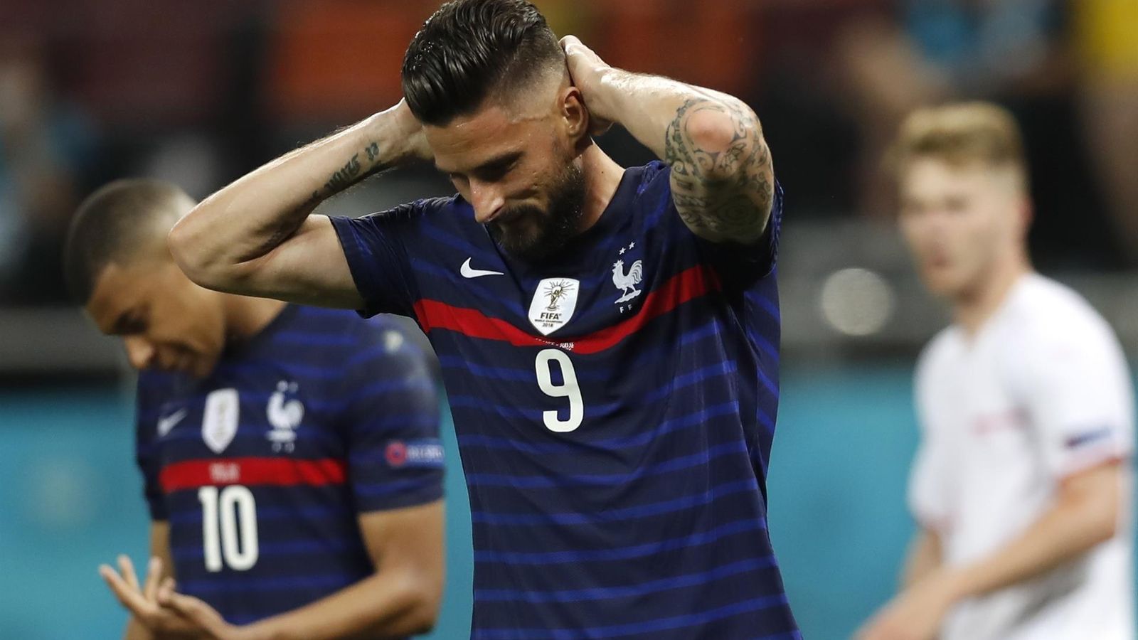 Giroud i Mbappe es lamenten per l'oportunitat perduda.