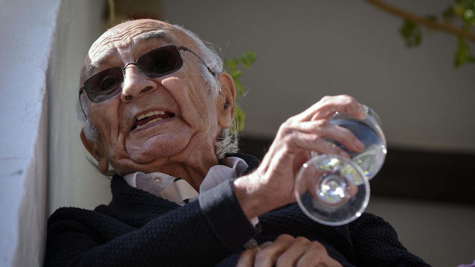 El poeta Francisco Brines, a la seua residència d'Oliva, el passat novembre, quan es va assabentar de la concessió del guardó