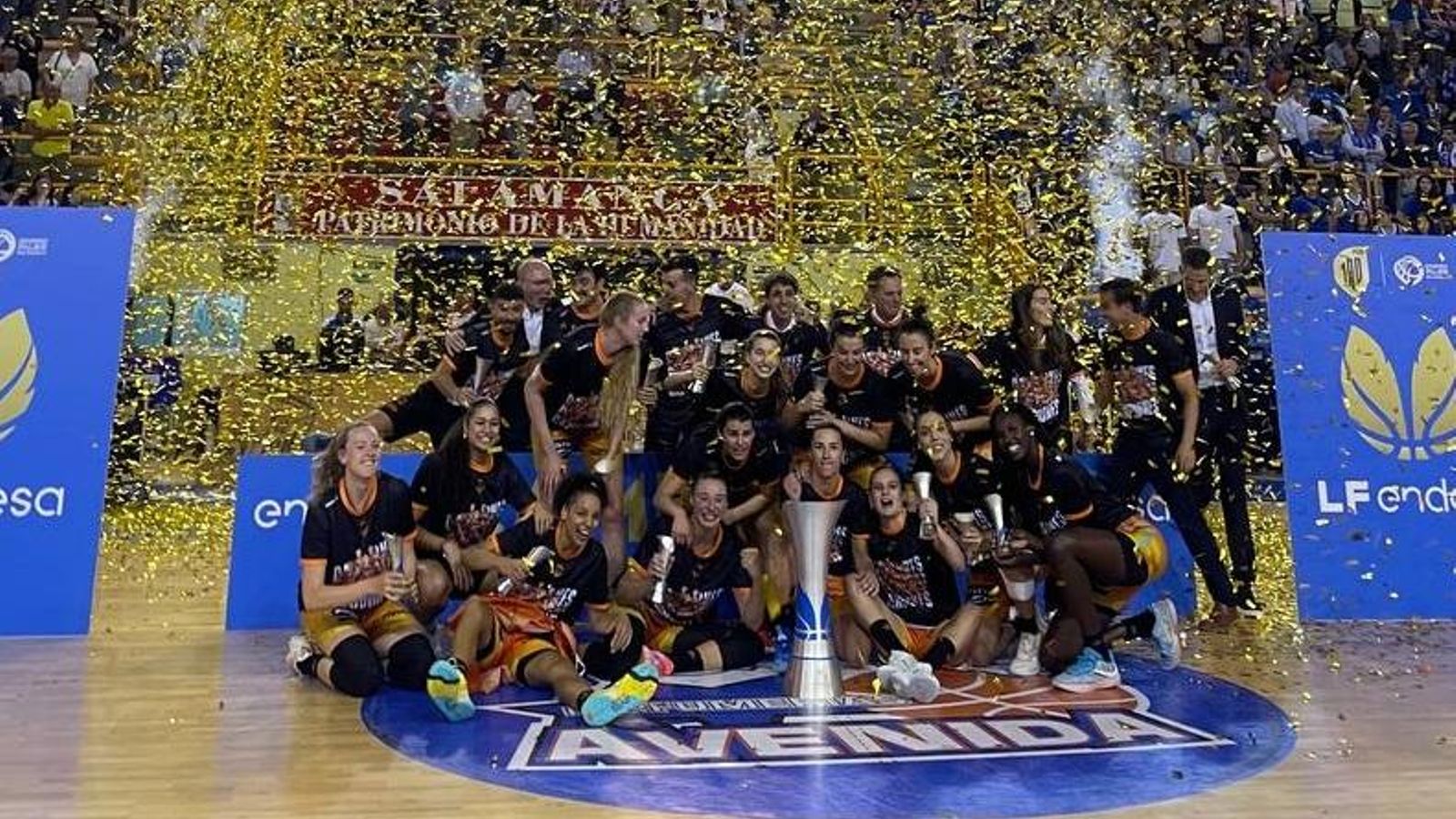 Les jugadores del València Basket celebren el títol de Lliga