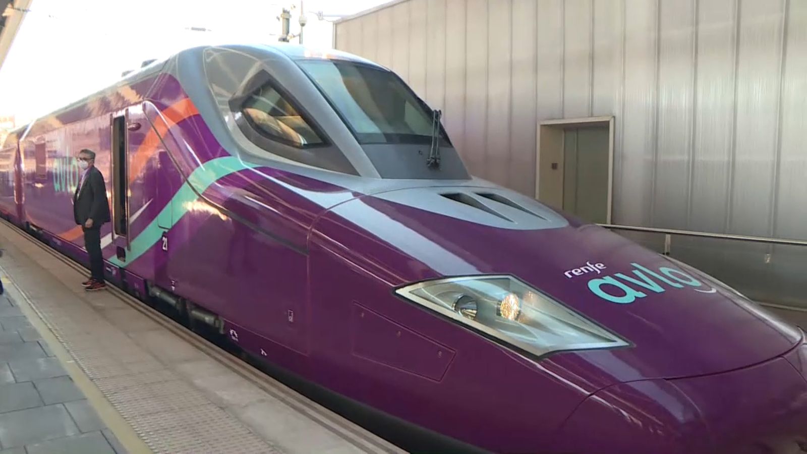 L'Avlo en la seua primera parada a l'estació Joaquín Sorolla de València