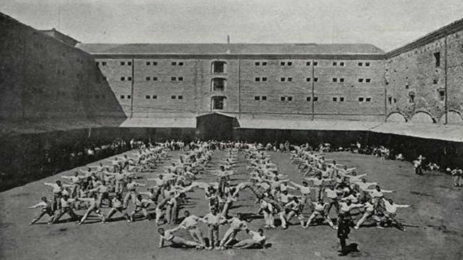 Llíria retira la placa del falangista que va denunciar Peset Aleixandre