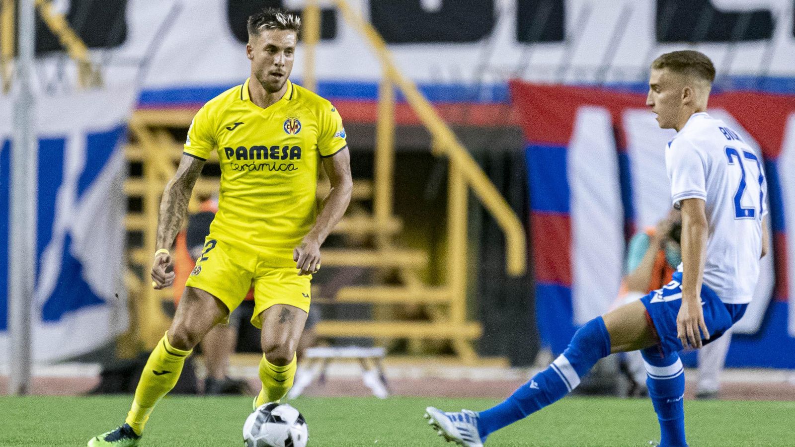 El groguet Kiko Femenía, pressionat per un jugador del Hajduk Split