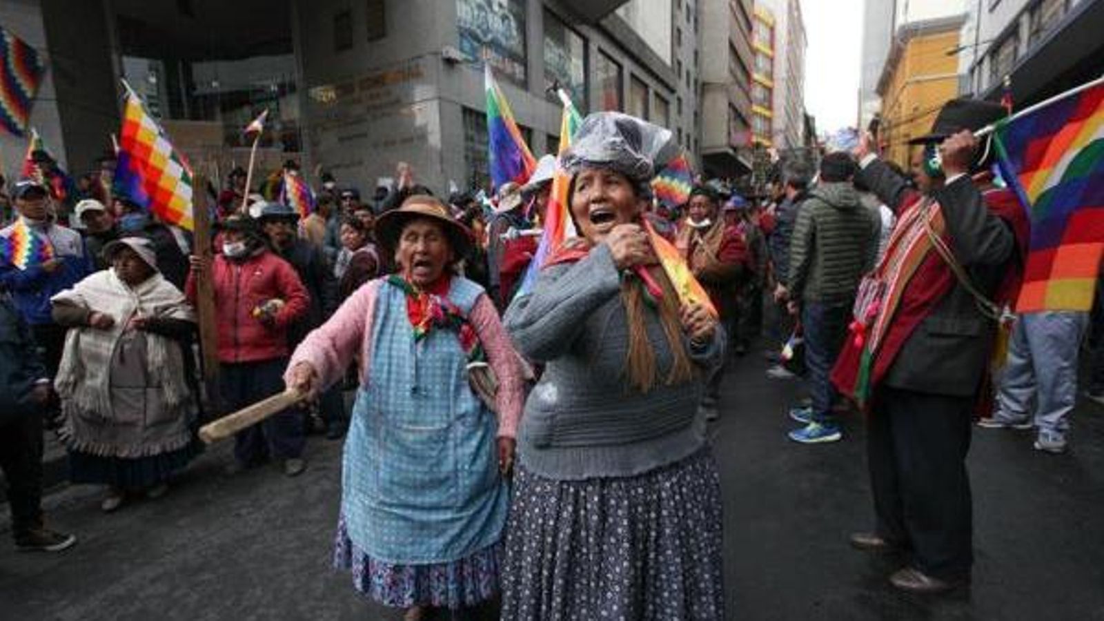 Dones indígenes es manifesten a La Paz a favor d'Evo Morales