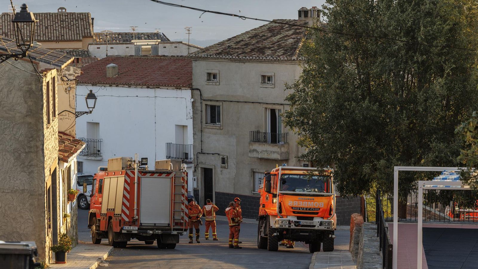 Diverses unitats de bombers al poble de Sacanyet