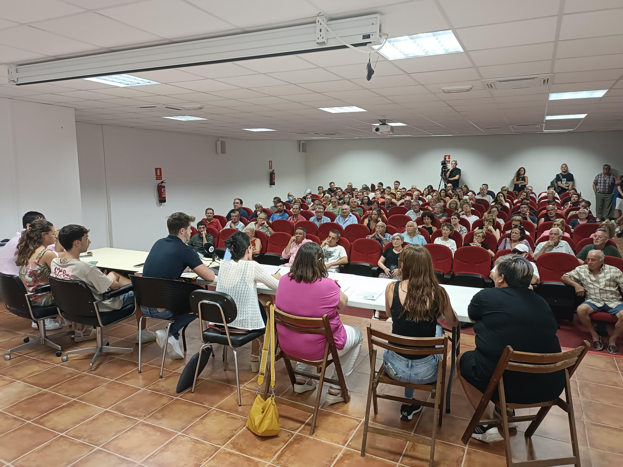 El moment del debat, amb els grups municipals i gent del poble El moment del debat, amb els grups municipals i gent del poble