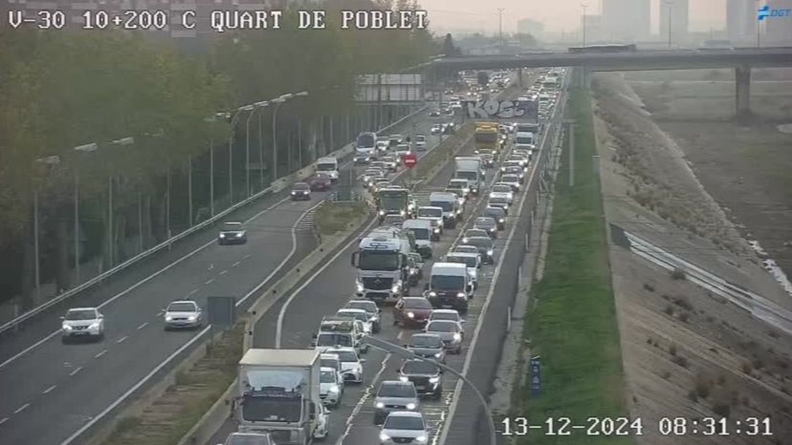 Retenció quilomètrica que hi havia a primera hora d'este divendres en la V-30, en sentit cap a l'A-7
