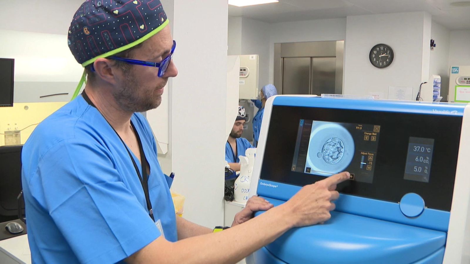 L'embriòleg de l'IVI Marcos Meseguer mostra la càmera que grava els embrions