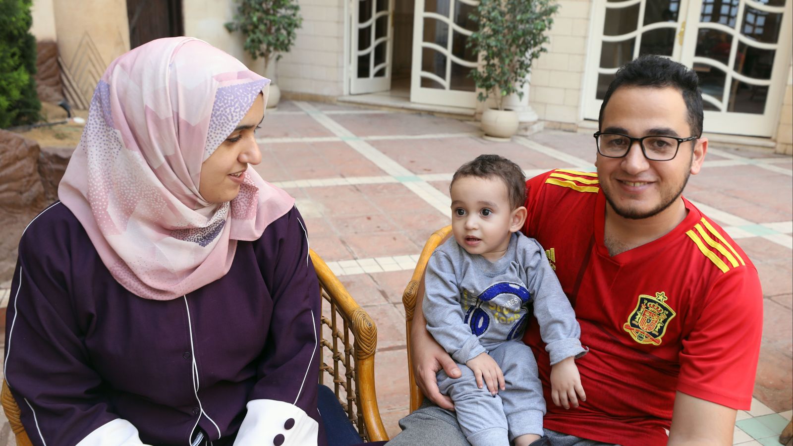 Una família amb passaport espanyol arriba al Caire