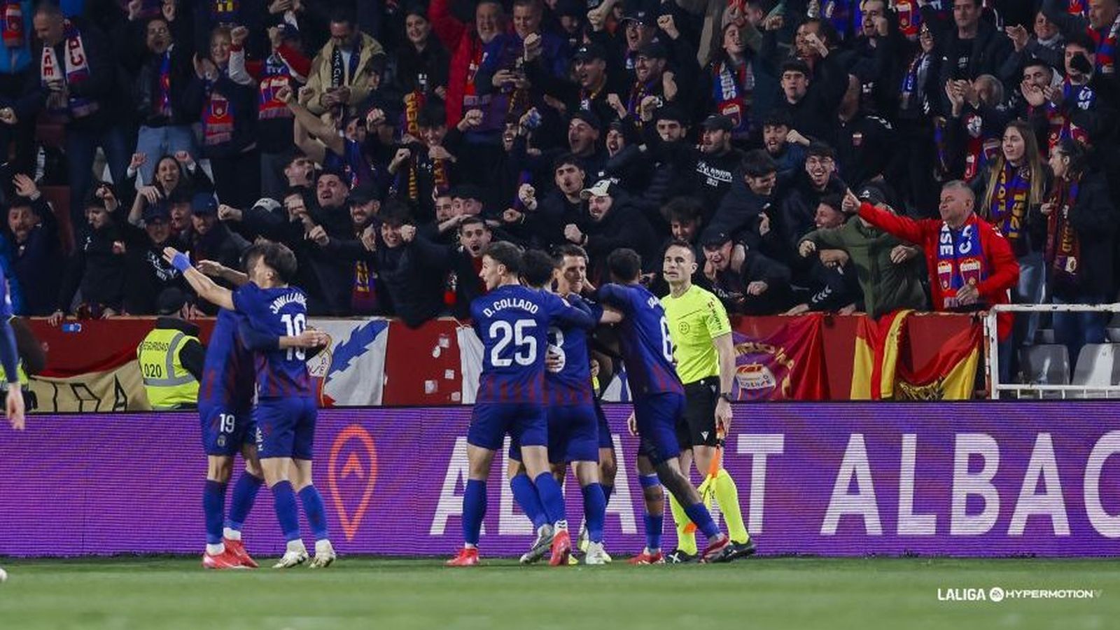 Els jugadors del CD Eldense celebren el gol de la victòria