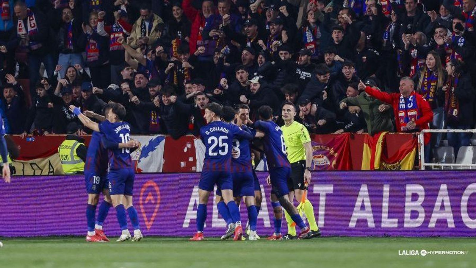 Els jugadors del CD Eldense celebren el gol de la victòria