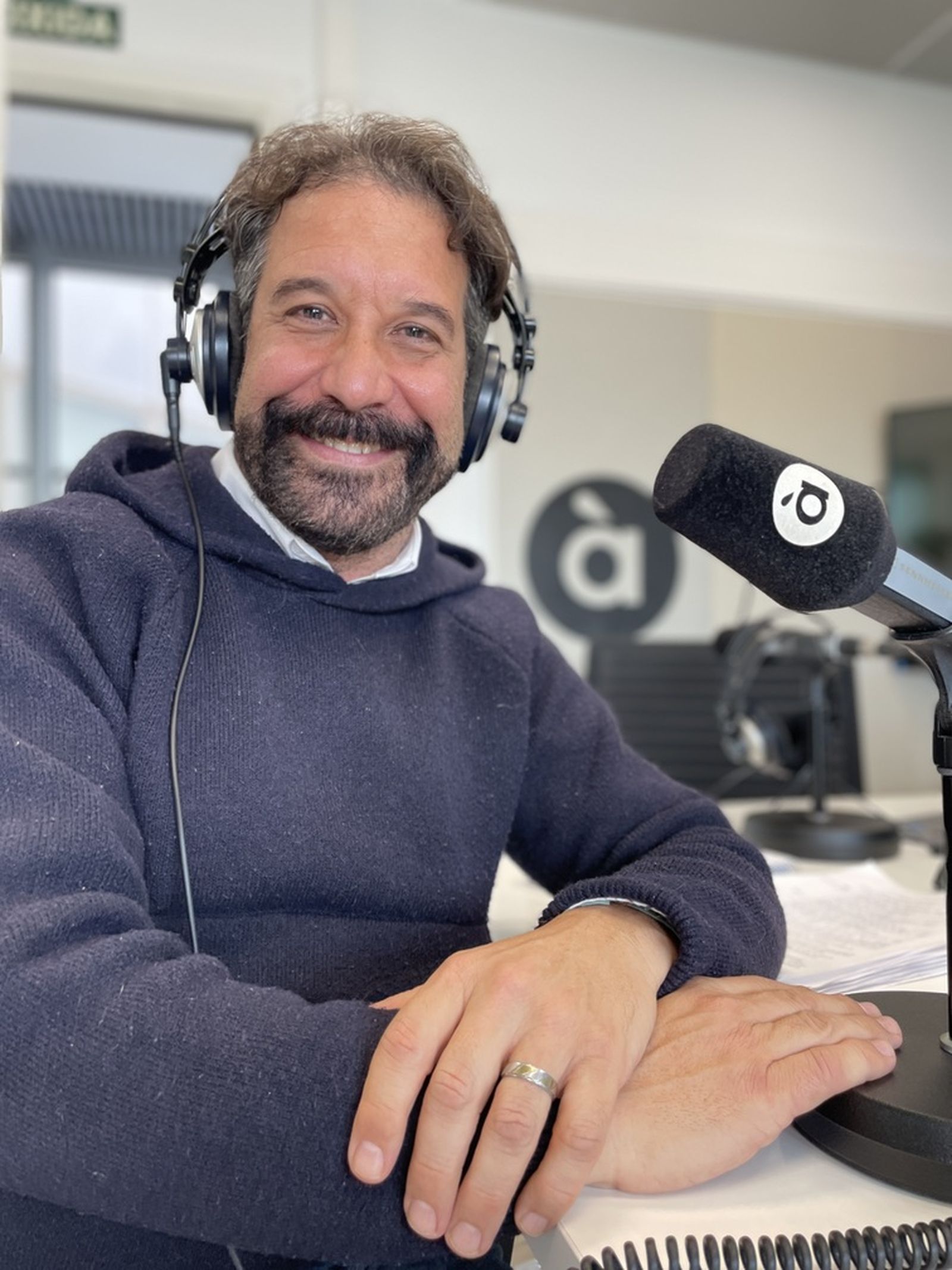 Sergi Olcina, presentador del magacín 'Amunt i Avall' en À Punt Ràdio és la veu de la Crida