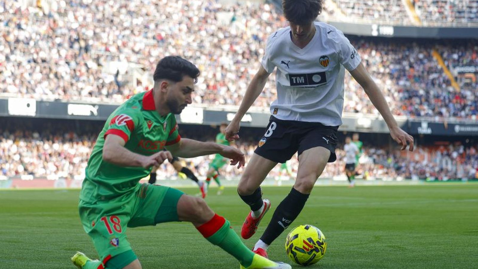 Javi Guerra tracta de regatejar un jugador de l'Osasuna