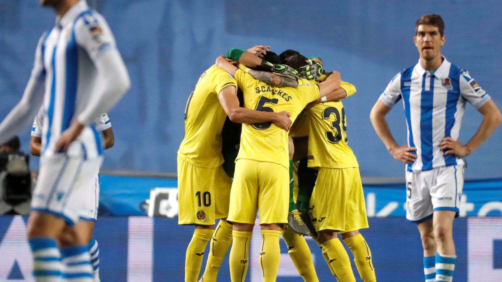 El Villarreal celebra la victòria a Anoeta que val mitja salvació