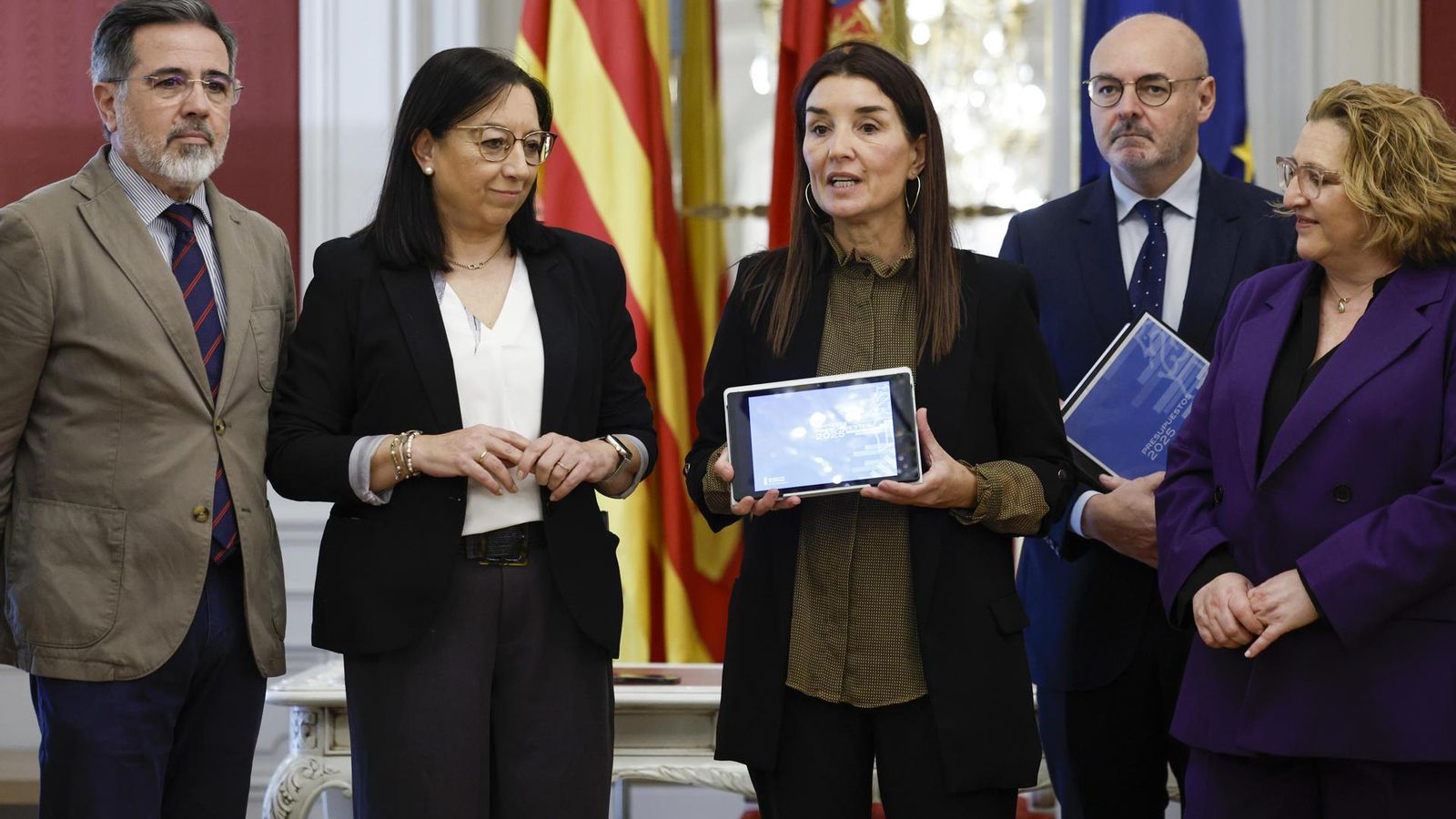 La consellera d'Hisenda i Economia, Ruth Merino, entrega el projecte de Llei de Pressupostos 2025 a la presidenta de Les Corts, Llanos Massó La consellera d'Hisenda i Economia, Ruth Merino, entrega el projecte de Llei de Pressupostos 2025 a la presidenta de Les Corts, Llanos Massó