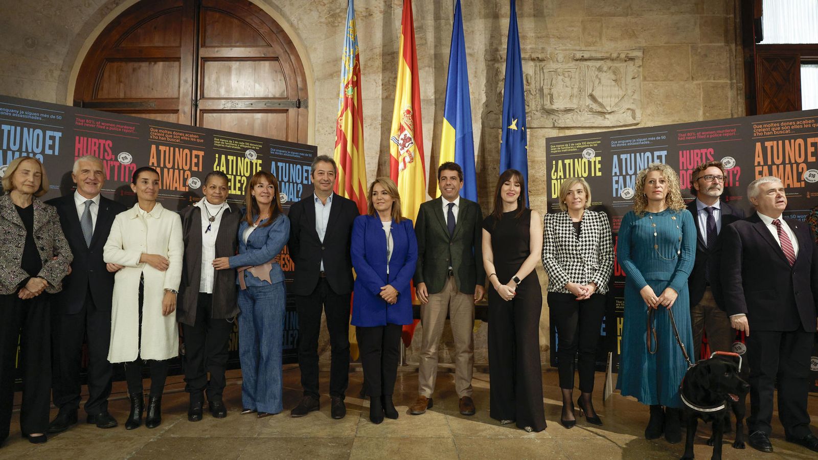 Membres del Consell i alguns dels premiats, en l'acte institucional de la Generalitat pel 25N