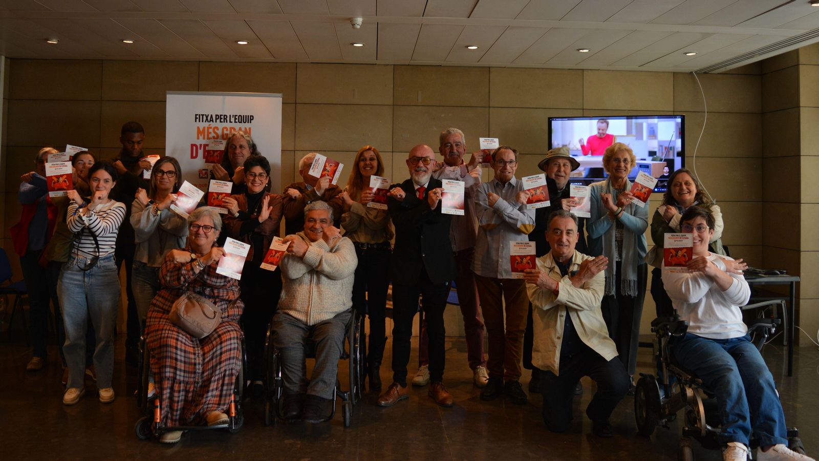 Representants de les entitats socials valencianes que promouen la campanya de la "X solidària"