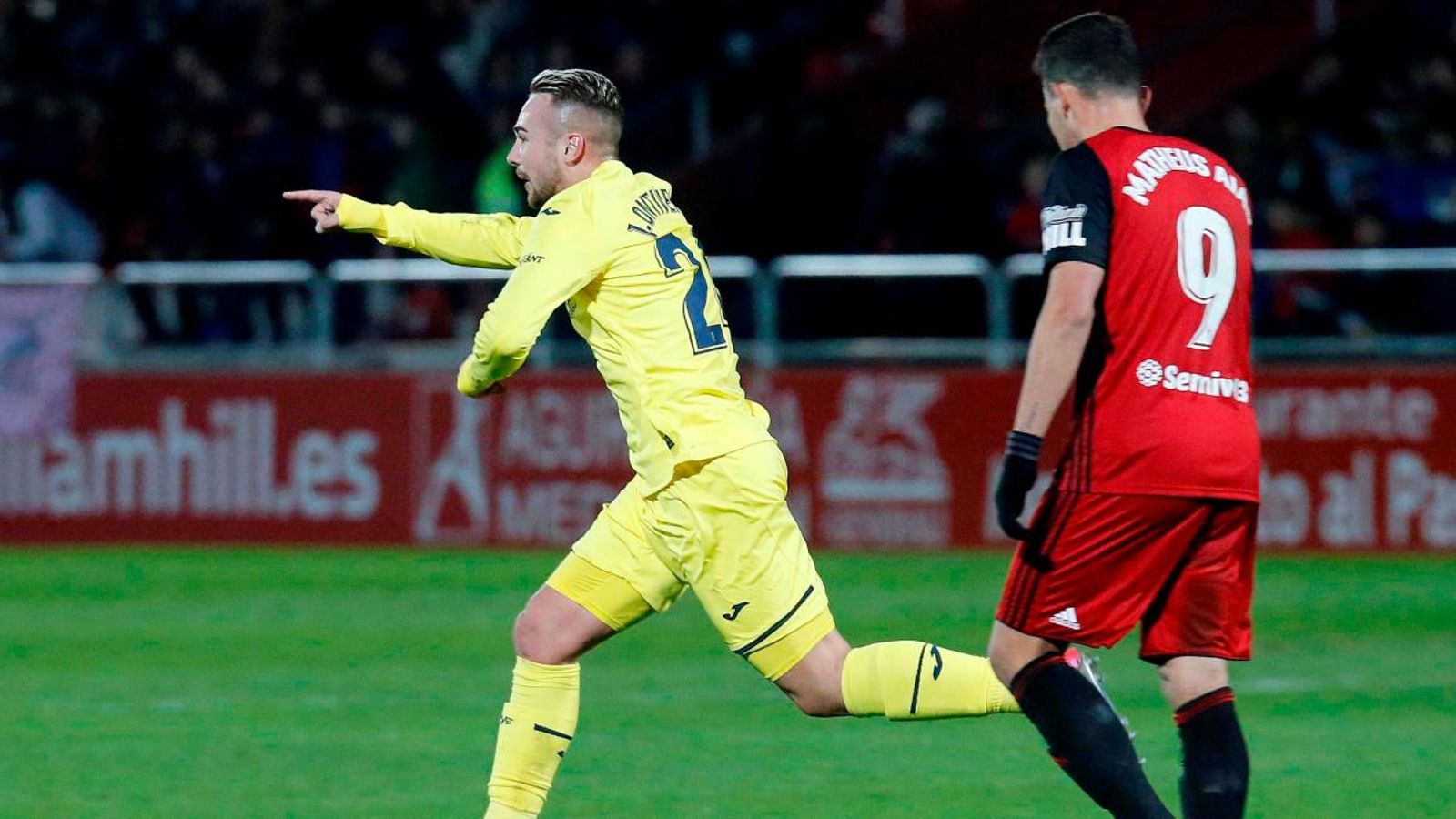 Ontiveros celebra el primer gol del Villarreal