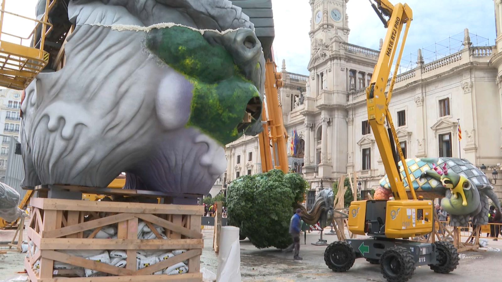 Un formiguer de grues envolta aquest dimarts el monument municipal
