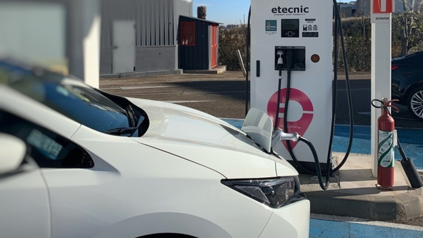 Una electrolinera on poden recarregar diversos cotxes alhora de manera ràpida