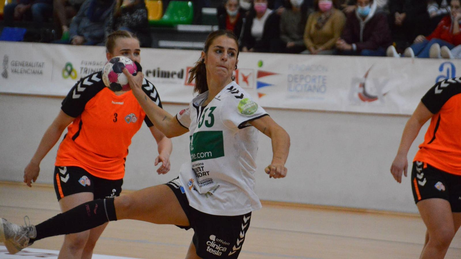 Una jugadora de l'Handbol Elx, durant l'eliminatòria contra el KA/POR islandés