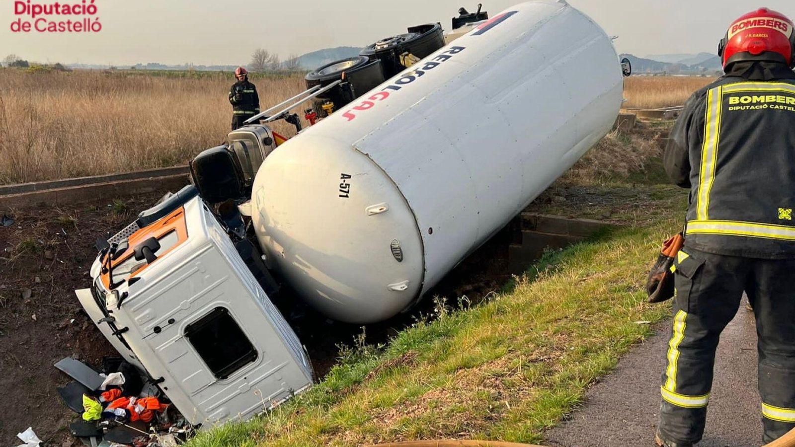 El camió ha quedat volcat al voral de la carretera i els bombers han hagut de rescatar el conductor