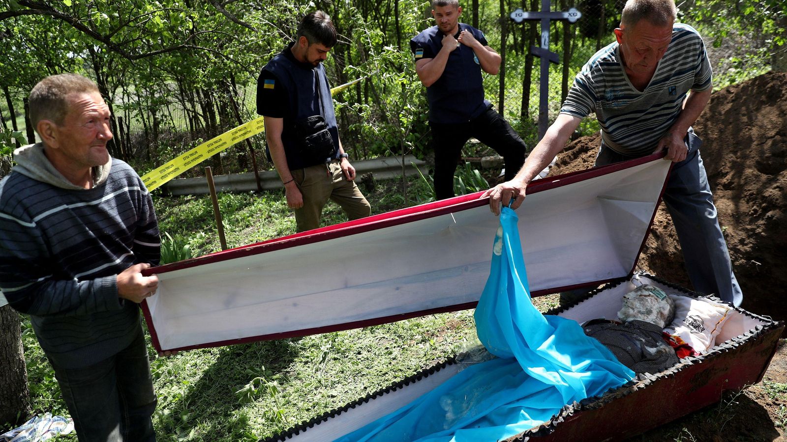 Les autoritats ucraïneses exhumen el cadàver d'un home mort en un bombardeig rus a Khàrkiv