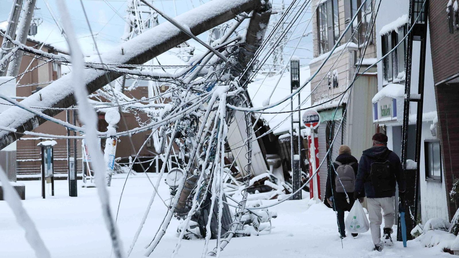 Cablejat elèctric col·lapsat a la ciutat japonesa de Suzu, aquest dilluns