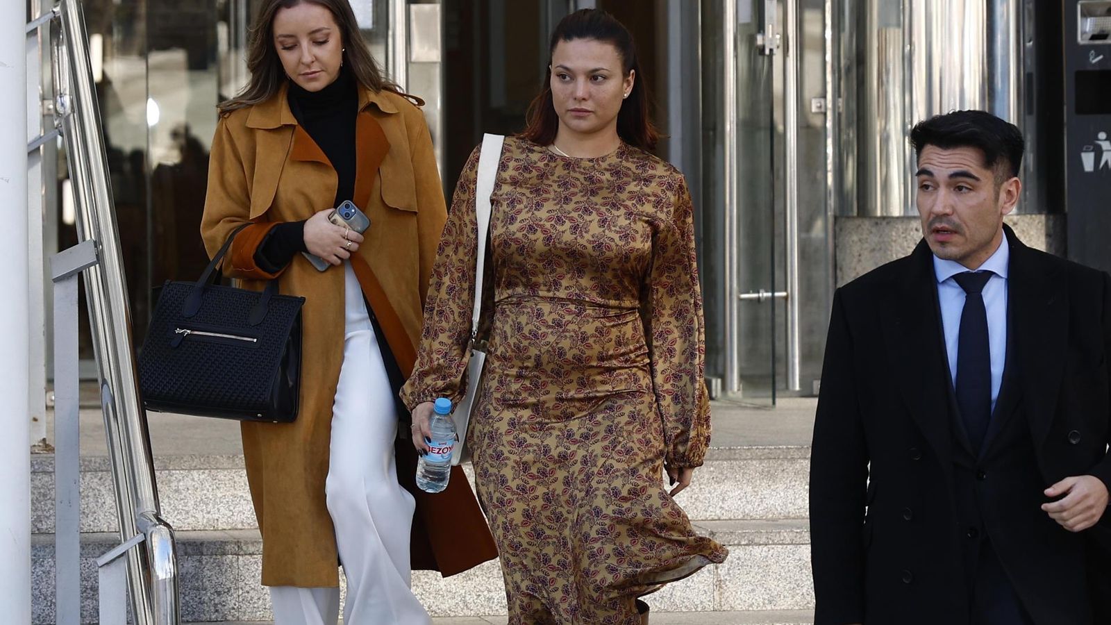 Elisa Mouliaa eix dels jutjats de Plaça de Castella a Madrid després de declarar el 16 de gener