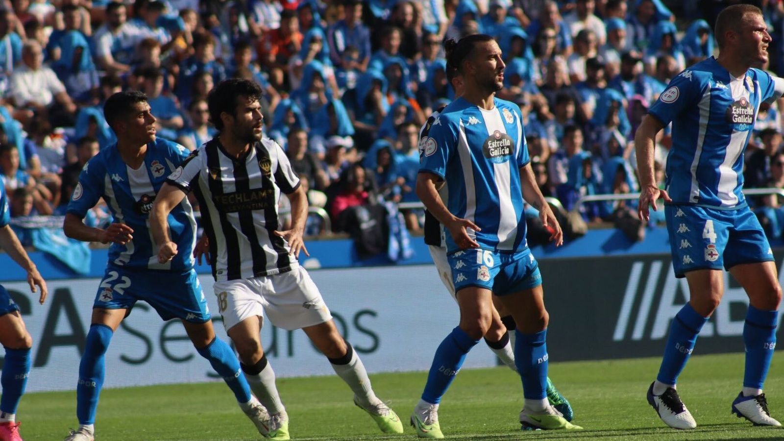 Iago Indias, en una acció del partit