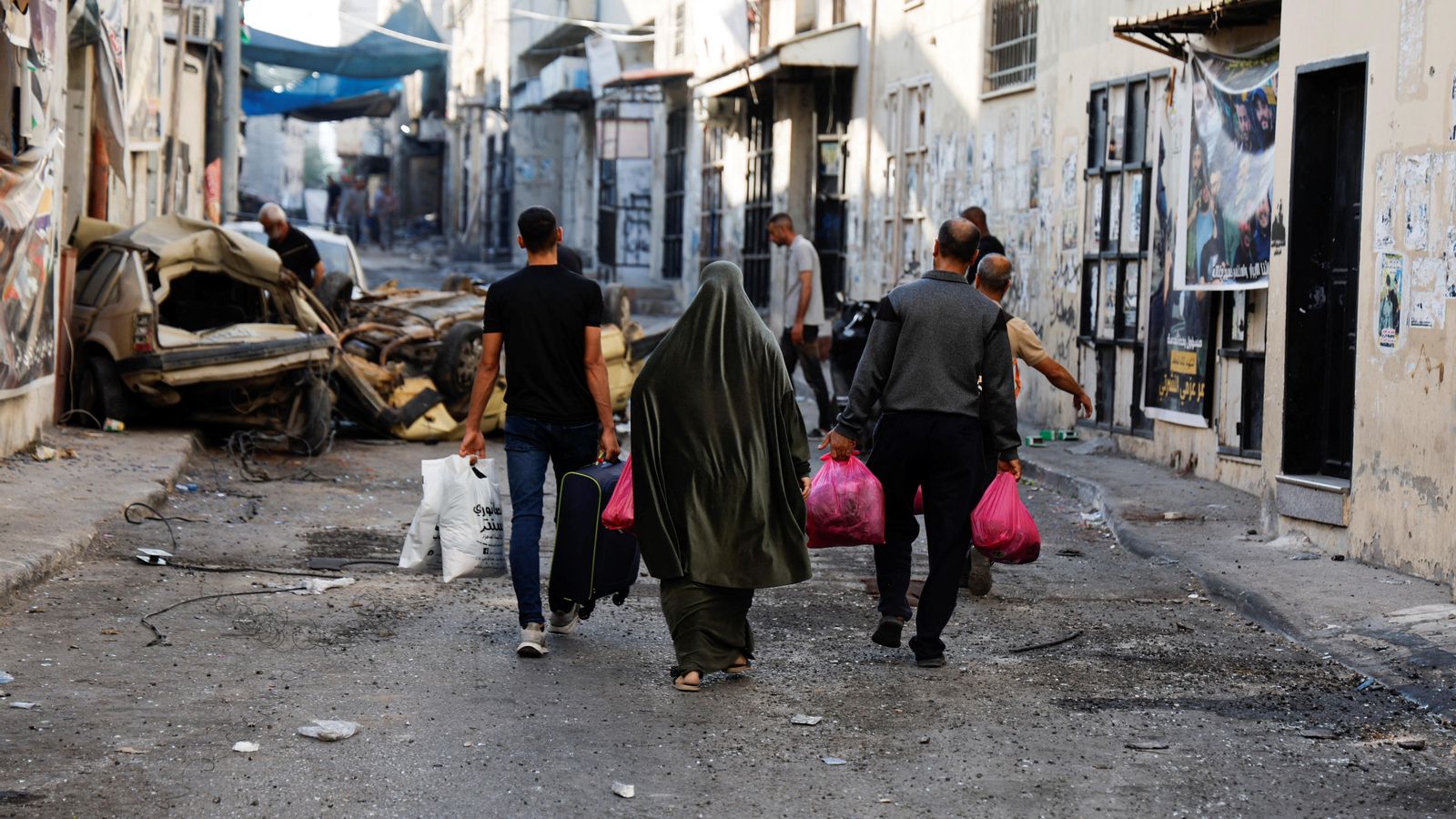 Famílies palestinen tornen al campament de Jenín després de la retirada de les tropes israelianes Famílies palestinen tornen al campament de Jenín després de la retirada de les tropes israelianes