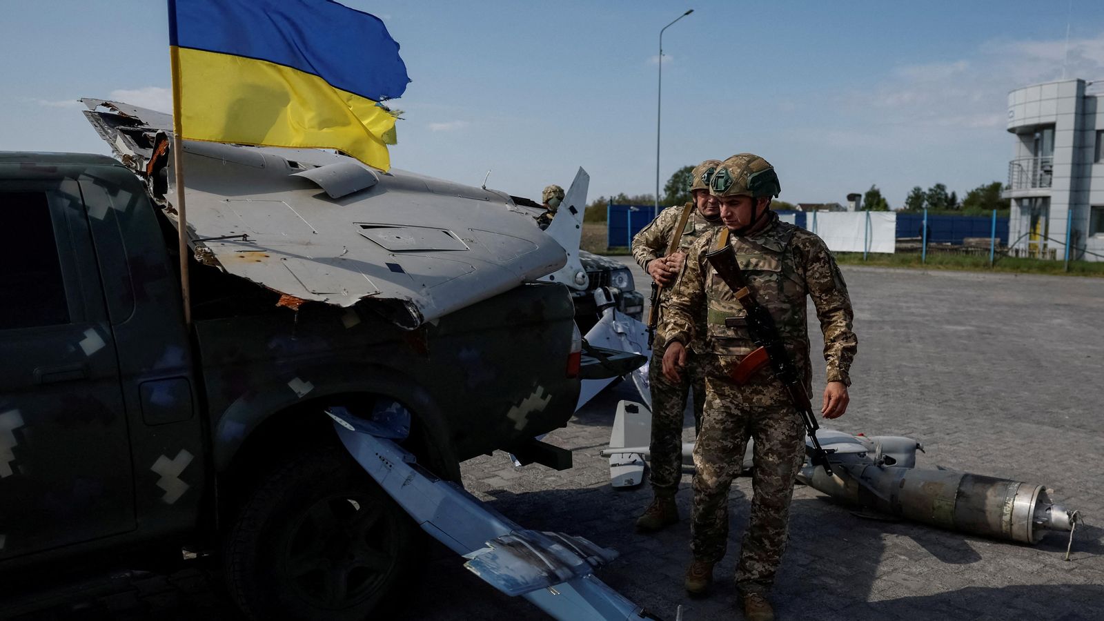 Soldats ucraïnesos observen els drons russos destruïts a la ciutat de Borispil, regió de Kíiv, Ucraïna