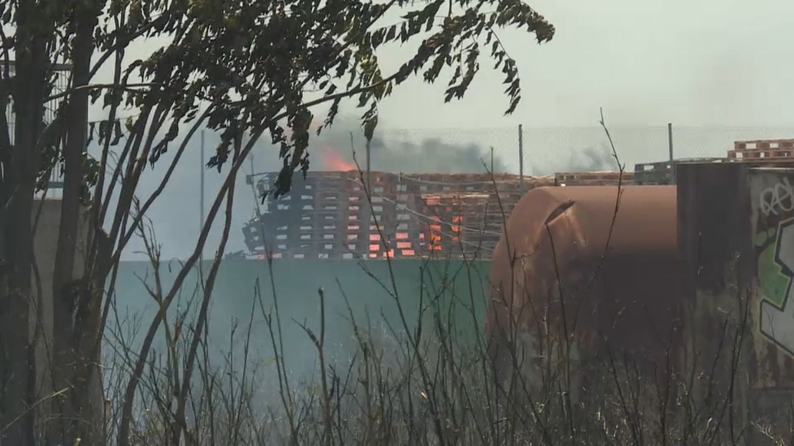 Fàbrica de palets afectada per l'incendi a Aldaia