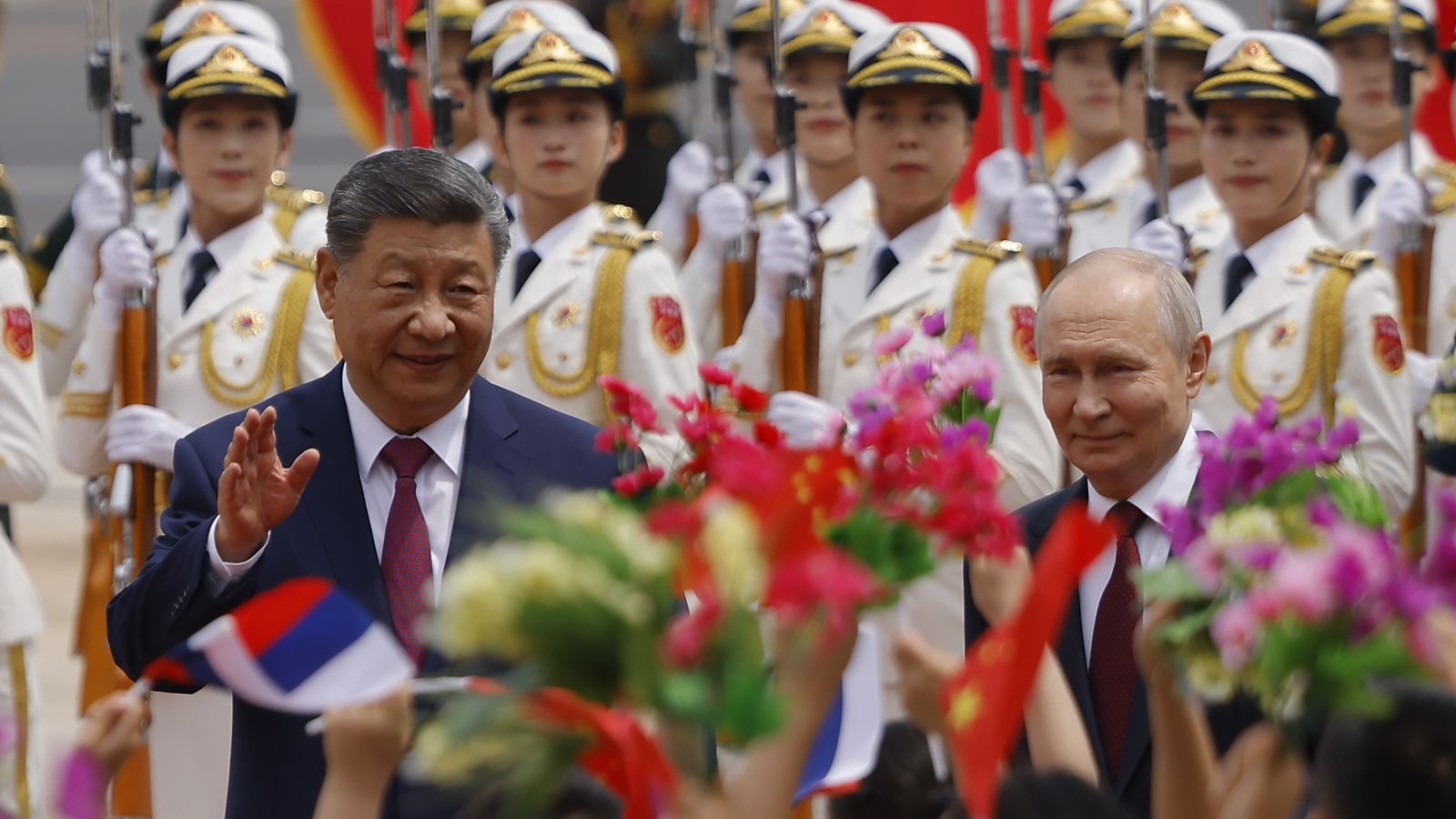 El president de Rússia, Vladímir Putin, i el de la Xina, Xi Jinping, assistixen a la cerimònia de benvinguda al Gran Palau del Poble, a Pequín