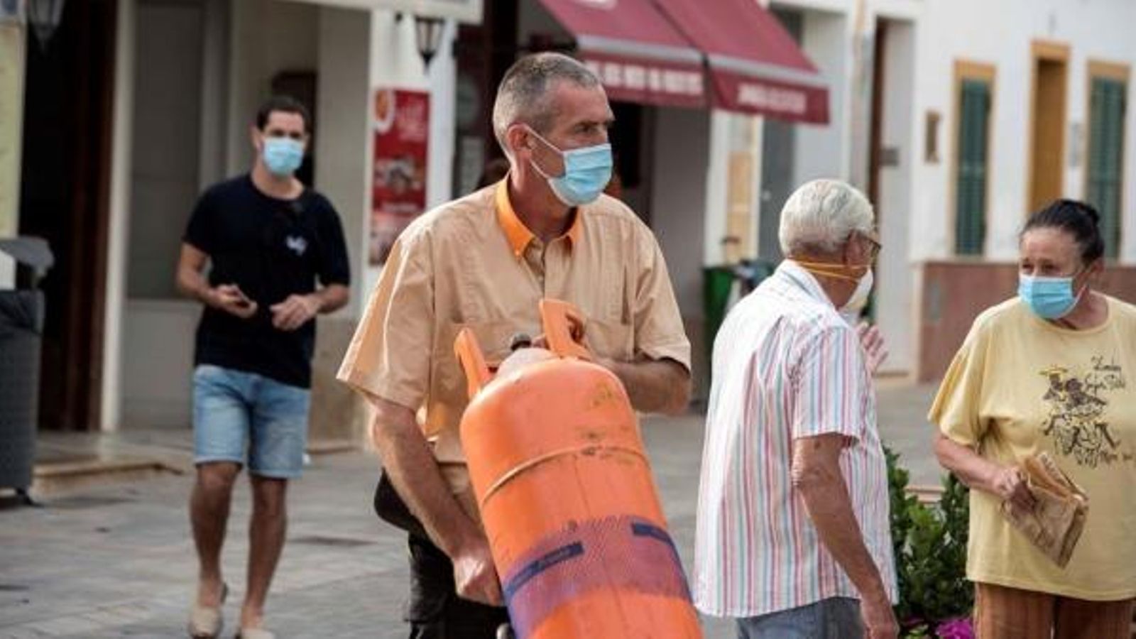 Primer dia de mascareta obligatòria a Balears