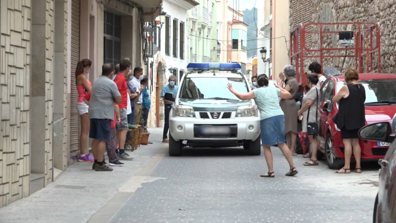 Una veïna d'Artana protesta davant una patrulla de la Guàrdia Civil