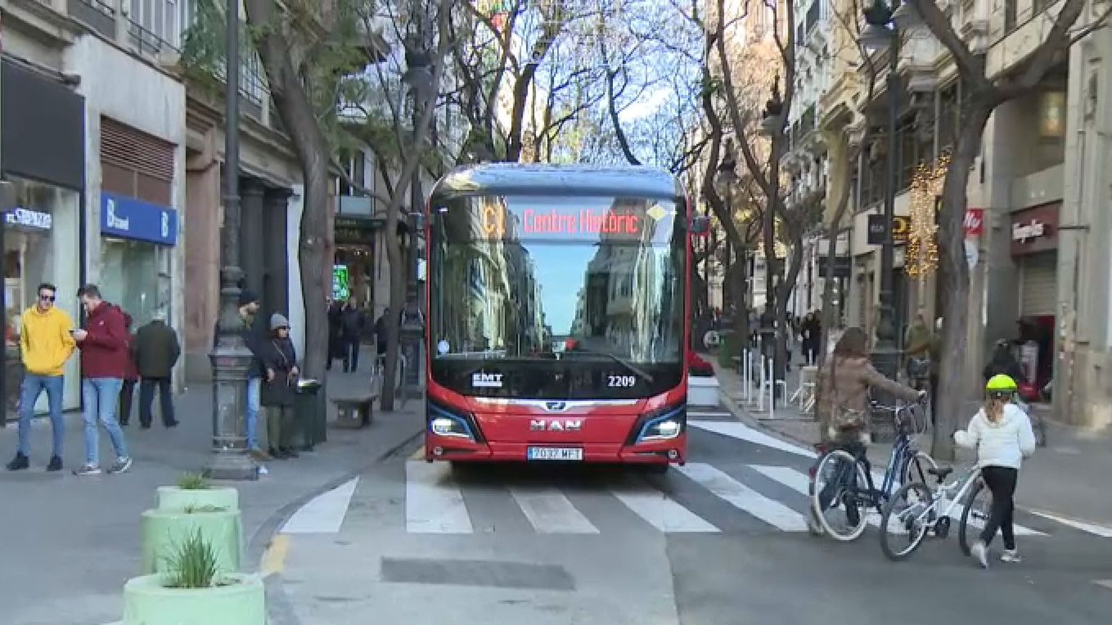 En imatge la línia C1 al pas pel carrer de Sant Vicent, on es produeixen les aglomeracions i l'ajuntament vol posar a circular sis línies més