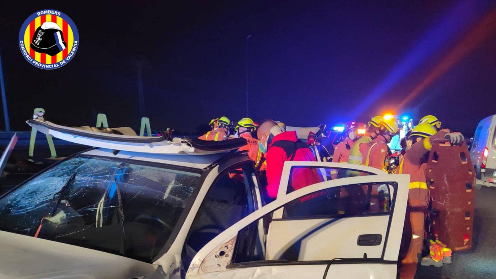 Efectius del Consorci Provincial de Bombers de València treballant per excarcerar les persones atrapades a l'accident Efectius del Consorci Provincial de Bombers de València treballant per excarcerar les persones atrapades a l'accident
