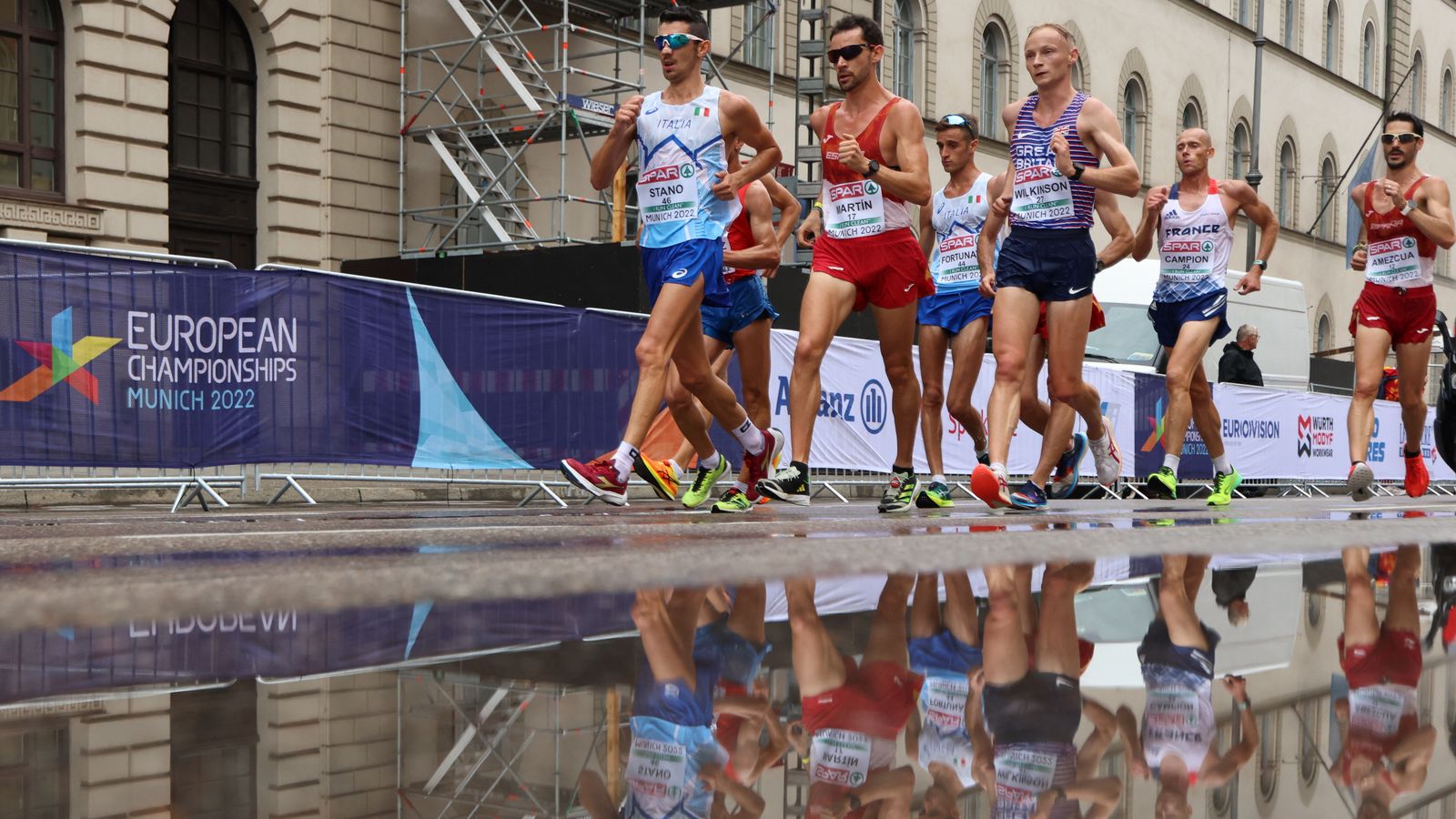 Alvaro Martín, de roig, durant la prova d'aquest dissabte a Munich