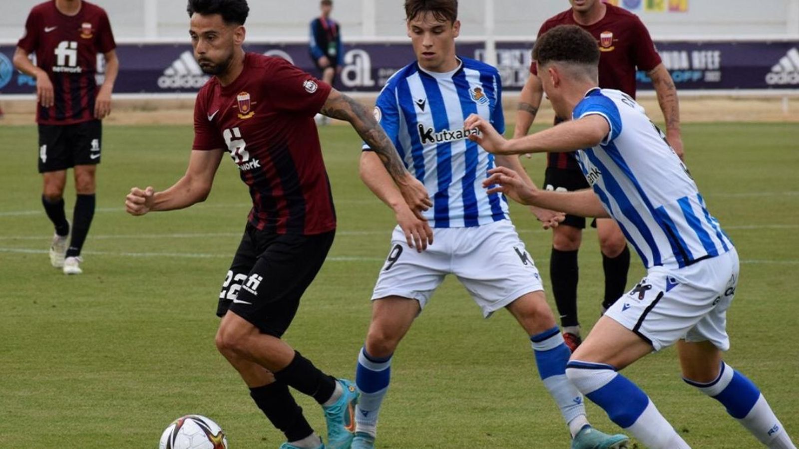 Juanma, de l'Eldenc, condueix el baló en el partit disputat a Las Rozas