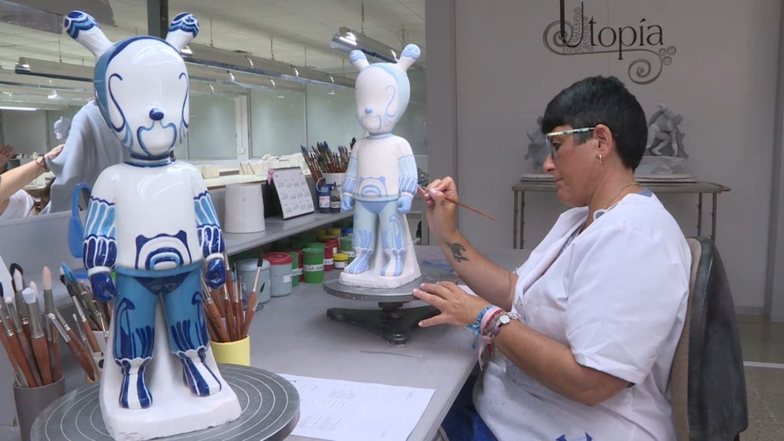 Una de les artesanes de la fàbrica de Lladró realitza els acabats d'una de les escultures dissenyades per Jaime Hayon