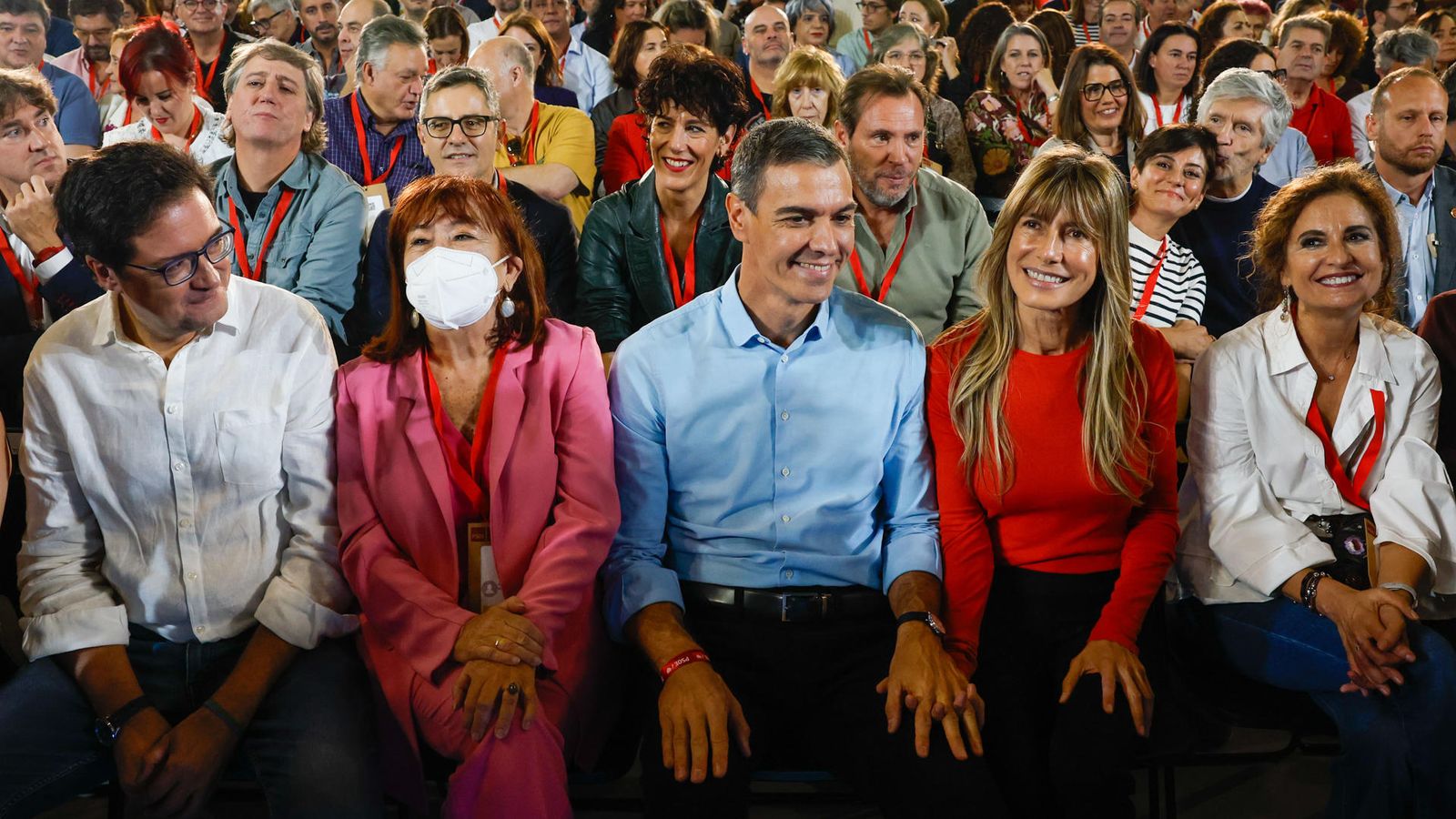 D'esquerra a dreta: Óscar López, Cristina Narbona, Pedro Sánchez, Begoña Gómez i María Jesús Montero durant el Comité Federal del PSOE