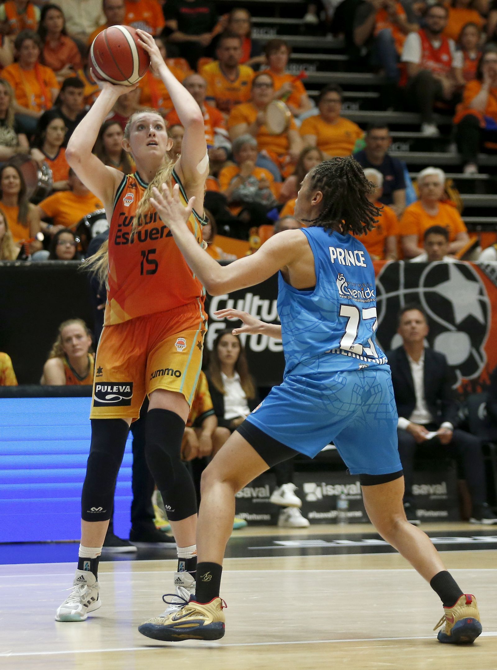 Lauren Cox, màxima anotadora del València Basket contra el Perfumerías Avenida