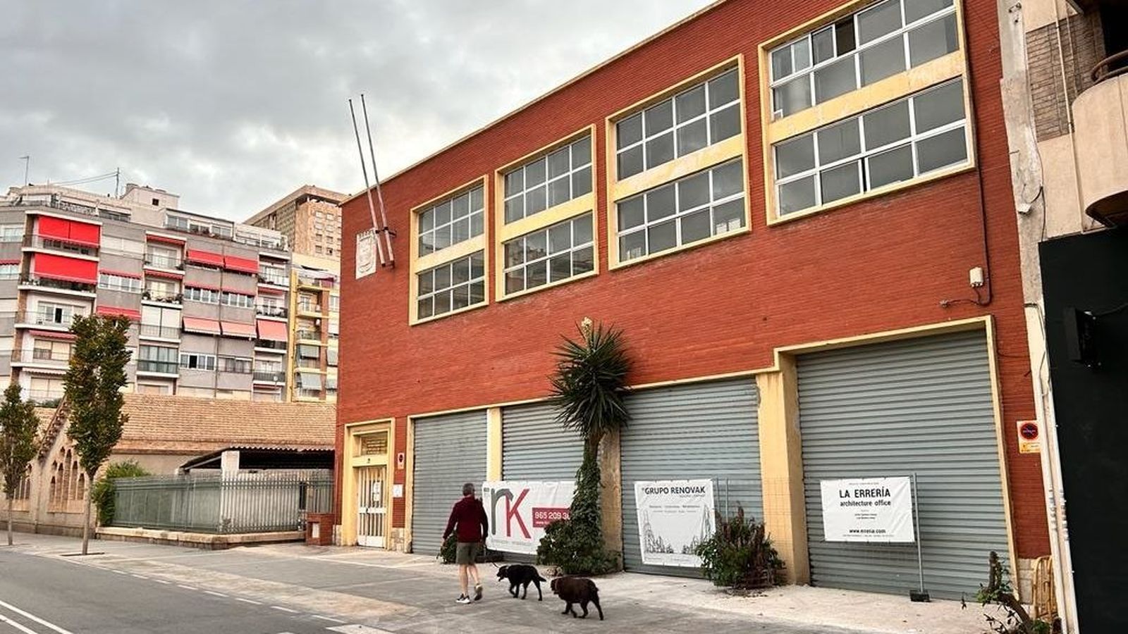 Edifici de la plaça Séneca on l'Ajuntament d'Alacant instal·larà el centre