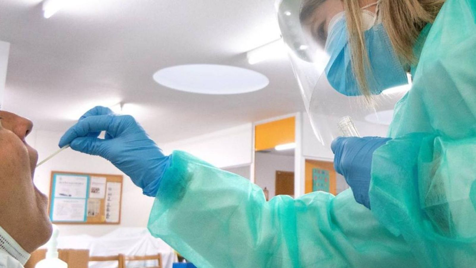 Una sanitària pren mostres a un pacient per a la prova PCR